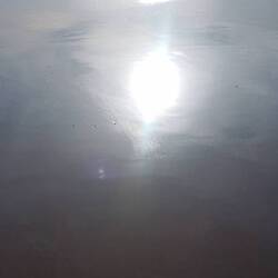 Kaum Wind, das Meer ist ziemlich ruhig bei ablaufendem Wasser