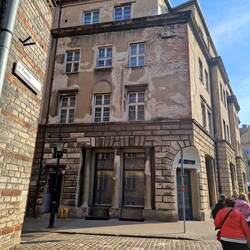 Ein Gebäude etwas abseits der Touristen