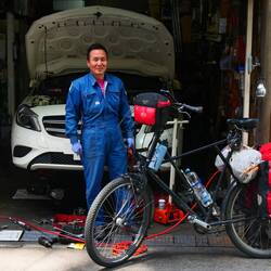 Den netten Mechaniker frage ich um "Luft" vom Kompressor, damit sind die 4 Bar besser erledigt