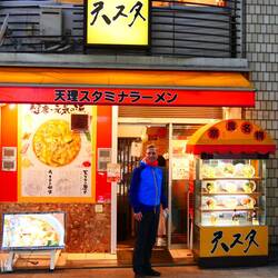 Restaurant für Ramen-Suppe, bestellt wird am Automat