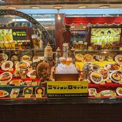 "Beer Hall"-Essen in Plastikform.