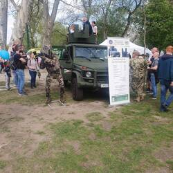 Niedlich wie die Kleinen auf dem Panzer sitzen...