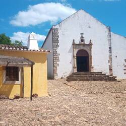 Links der Burgshop, rechts die ehemalige Kapelle