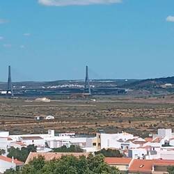 Blick von der Burg ins Inland mit Grenzbrücke über den Fluss