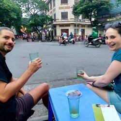 Bia Hoi geniessen 🍻 Es hat keine Zusatzstoffe und muss noch am Produktionstag getrunken werden👌