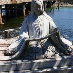 Murasaki Shikubu Figur am Uji-Fluss