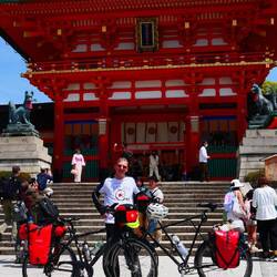 Fushimi Inari Taisha Shinto Schrein mit 1000 roten Tori