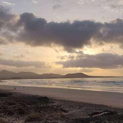 Famara bij zonsondergang