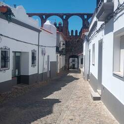 Blick zur alten Stadtmauer mit Viadukt