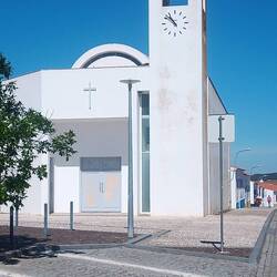 Immerhin Störche auf der Kirche