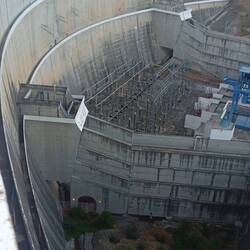 Die Staumauer ist ganz schön hoch...