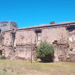 Die Marmorreste rechts an der Ecke lassen den alten Glanz erahnen