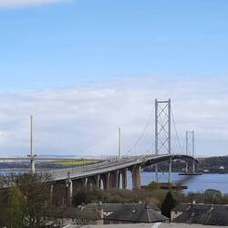 Forth Road Bridge und The Queensferry Crossing nebeneinander,