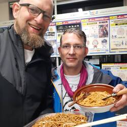 Abendessen, verschiedene Nudeln im Supermarkt. Leider hier ohne Sitzecke....