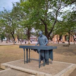 Thomas' neue Lieblingsstatue🤩😂