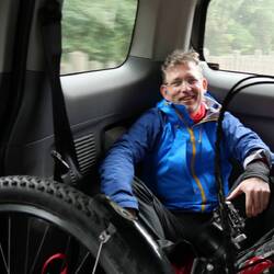 Ein netter Bäcker bringt uns rund 30 km durch Regen+Berge