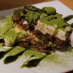 Zum Nachtisch gab es japanisches Tiramisusu mit grünem Tee statt Espresso