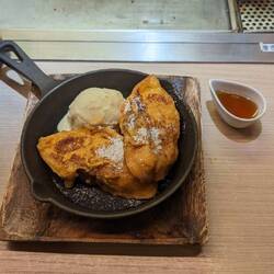 Nachtisch. Vanilleeis und süße Rührei "Batzen". Sehr lecker!