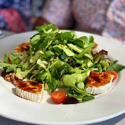 Blattsalate mit karamelisiertem Ziegenkäse