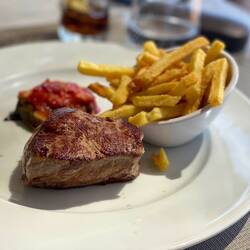 Gegrilltes Rinderfilet vom asturianischem Weiderind 200 gr. mit Pommes