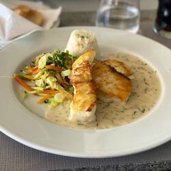 Drei frische Fischfilets auf Dillsauce