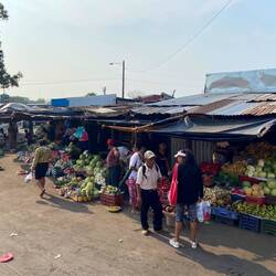 Das isch dr Märit vo usse! Hinger dra fingt mä äbe de das riise Labyrinth😅