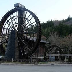 Erste Eindrücke der Hida-Kultur und deren Baukunst, hier eine riesige Mühle