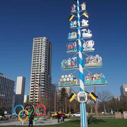 Ein Maibaum im Odori-Park, inkl. Tafel mit Erklärung, was ein Maibaum ist