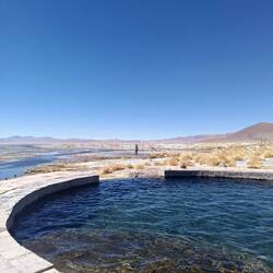 De aguas termales met Laguna Salada op de achtergrond.