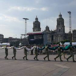 Flaggenzeremonie - die Riesenflagge auf dem Hauptplatz wird abends vom Militär herubtergeholt🤓