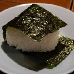 Reis mit Füllung aus Pflaume sauer und Lachs