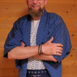 Herzliche Grüße aus Hida (ich trage traditionelle Kleidung des Hotels)