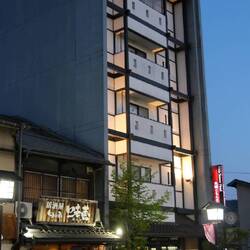 Rechts unser Hotel, links davon das Restaurant