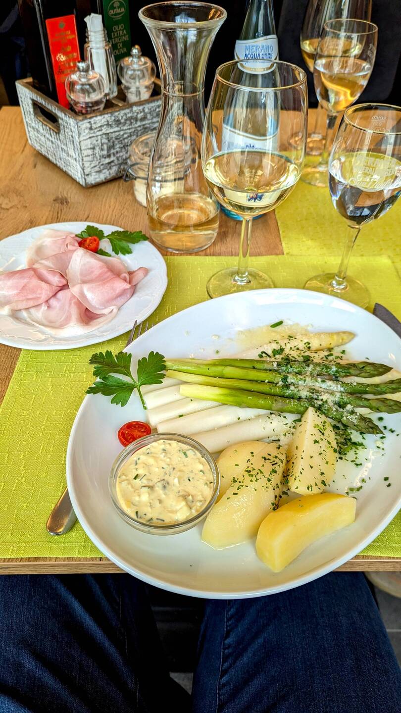 Spargel mit Schinken, Erdäpfel und Bozner Soße