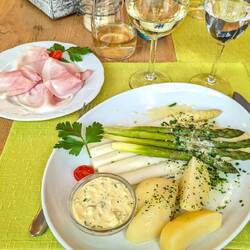 Spargel mit Schinken, Erdäpfel und Bozner Soße