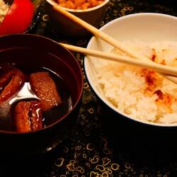 Links eine Fischsuppe