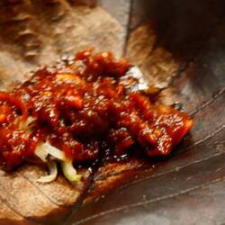 Miso auf einem Blatt, erhitzt durch einen Brenner