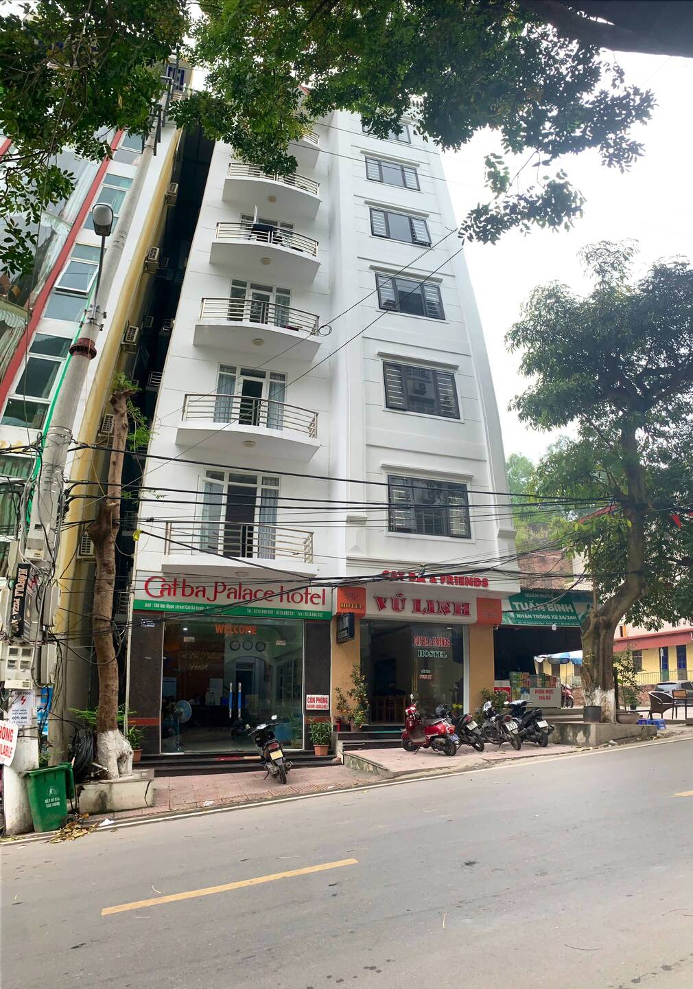 Unsere Unterkunft links. CatBa Palace