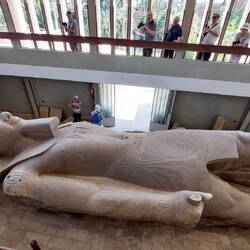 Kolossalstatur von Ramses II, Teilstück immer noch 10 m, ganze Statur vermutlich 13,5 m