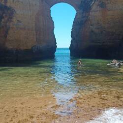 Da hat irgendwann irgendwer warum auch immer einen Torbogen gemauert