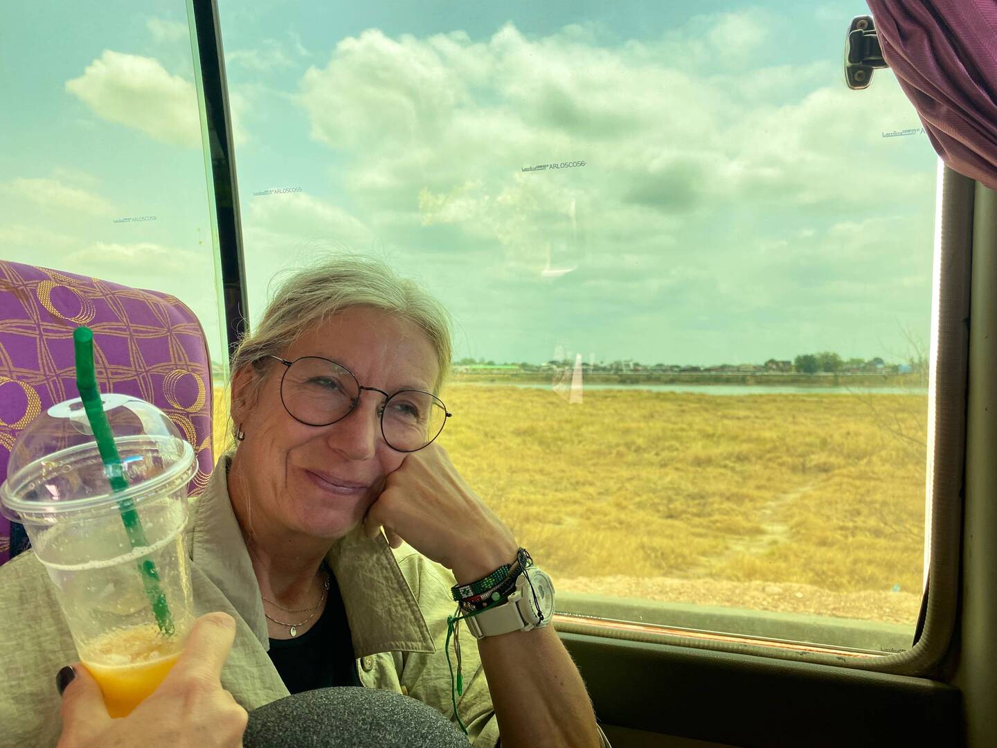 ... sieht aus wie an der Elbe, Mangosmoothy ist aber meiner, Ka darf nur kurz halten ;-)