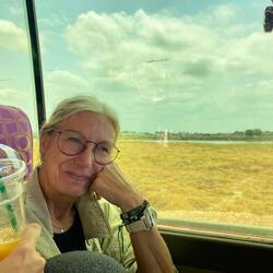 ... sieht aus wie an der Elbe, Mangosmoothy ist aber meiner, Ka darf nur kurz halten ;-)