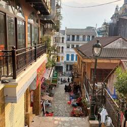 Sapa selbst ist zugebaut mit hohen Häusern, Leuchtschildern und lebt wohl nur von den Touristen 😬