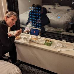 Abendessen auf dem Zimmer mit Aussicht und Netflix