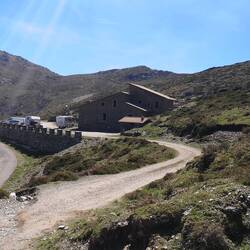 Kurvenreiche Straße zum Ausgangspunkt