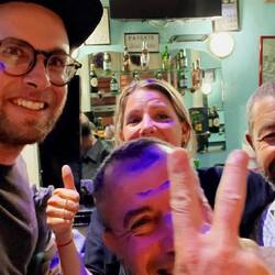 Hicham (rechts) und ein anderer fröhlicher Gast