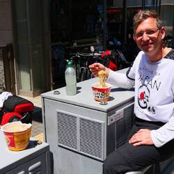 Wir essen am Straßenrand und nutzen die Infrastruktur als Tisch und Tresenbank