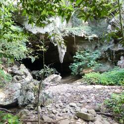 Wanderung durch eine Höhle