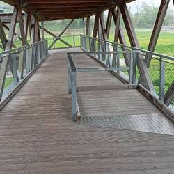 Was ist das? Bremse für Rollschuh- und -stuhlfahrer?