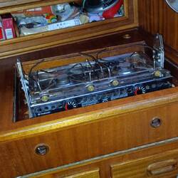 Herdaufhängung montiert - Fürs Kochen bei Krängung